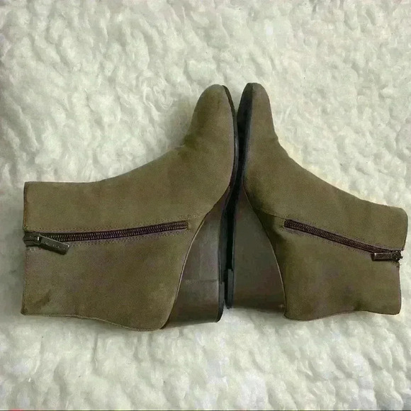 Aquatalia Mushroom Brown Julianna Suede Wedge Ankle Bootie Size 6.5 - Picture 4 of 9